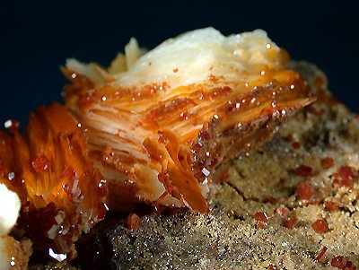 Vanadinite sur barytine - Maroc