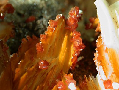 Vanadinite sur barytine - Maroc